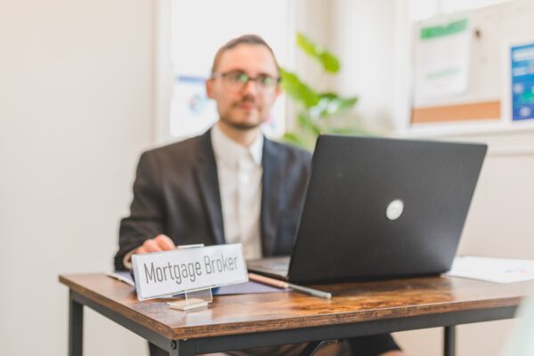 Mortgage refinancing broker
